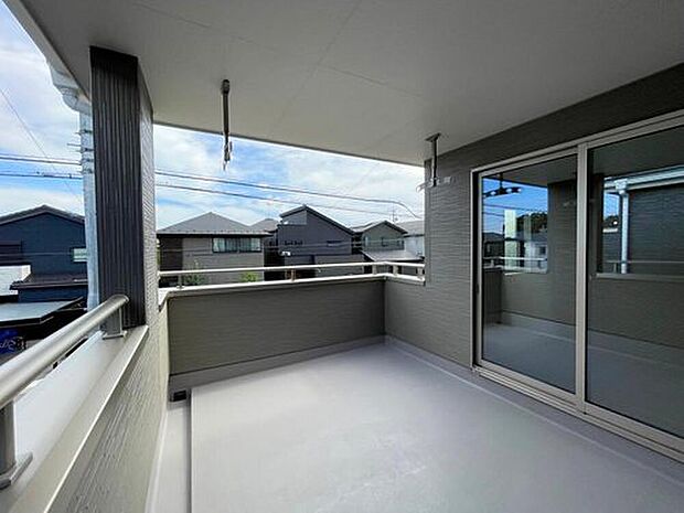 【バルコニー】◆南向きのバルコニーの前には雲以外に太陽を遮るものがありません。お洗濯物も乾きやすく、何より明るく気持ちのいい光が入ってきます。