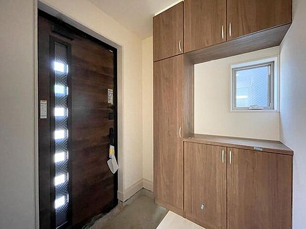 【玄関】◆お家で出会う人々を迎える玄関だからこそ、広々清潔感あふれる空間にしたいものです。採光・通風にも配慮された設計で毎日明るい空間をキープします♪