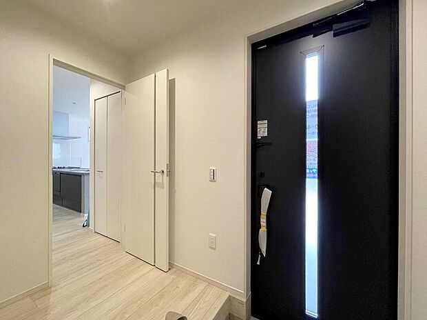 【玄関】◆お家で出会う人々を迎える玄関だからこそ、広々清潔感あふれる空間にしたいものです。採光・通風にも配慮された設計で毎日明るい空間をキープします♪