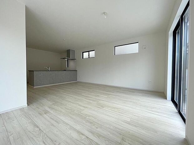 【リビング】◆大きな窓は遮音性に優れたペアガラスの窓となっています。リビングでたくさんはしゃいで遊んでも、お子様の声を気にしなくて大丈夫です♪