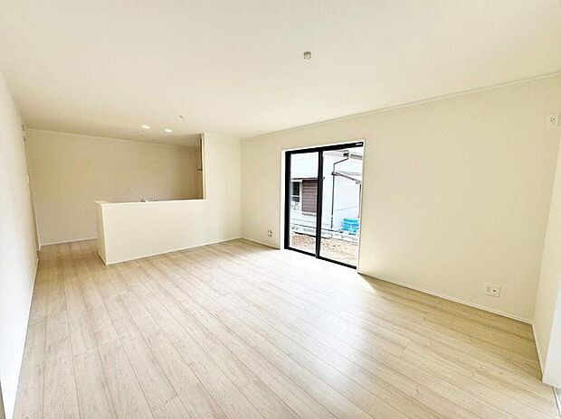 【リビング】◆南向きの大きな窓から明るい陽射しがたっぷり入ります。一日を通して陽射しをしっかり取り込んでくれる2面採光なので、夜まで照明いらずで過ごせます♪