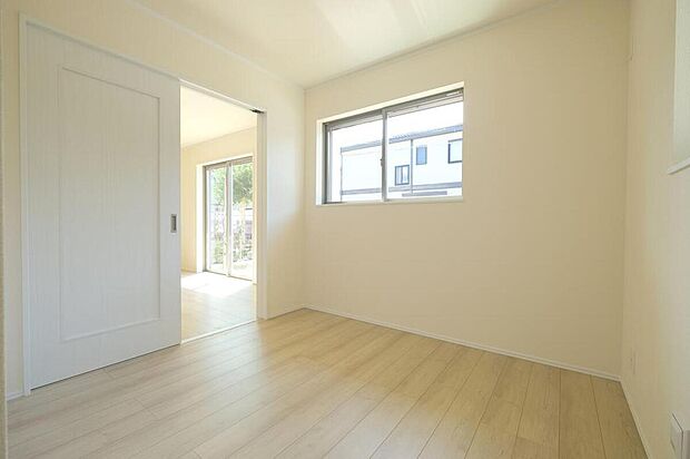 【リビング以外の居室】◆リビングと隣接したお部屋では、ゴロゴロする、お子様を寝かせる、客間として利用するなど、ライフスタイルに合わせて変化をもたらすことができます。