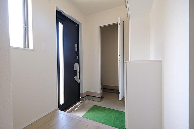 【玄関】◆お家で出会う人々を迎える玄関だからこそ、広々清潔感あふれる空間にしたいものです。採光・通風にも配慮された設計で毎日明るい空間をキープします♪