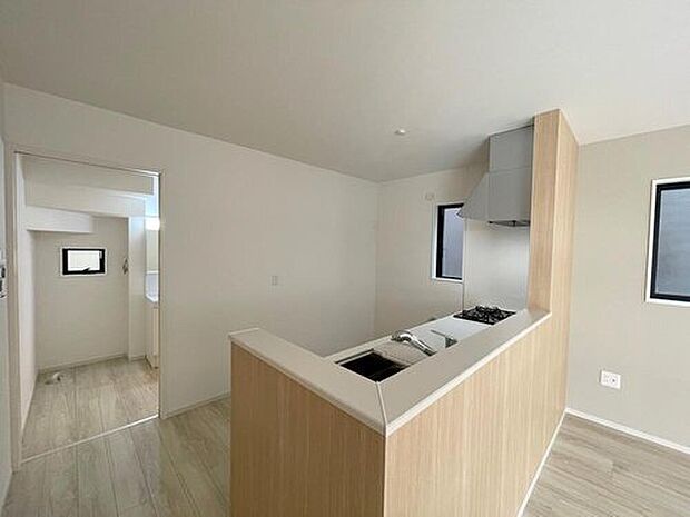 【リビングルーム】◆LDKはご家族みんなが揃う大切な空間です♪テーブルやソファ、カーテン選び、レイアウトを考えるのも楽しいですね♪笑顔溢れる楽しい暮らしをイメージしながらご見学ください♪