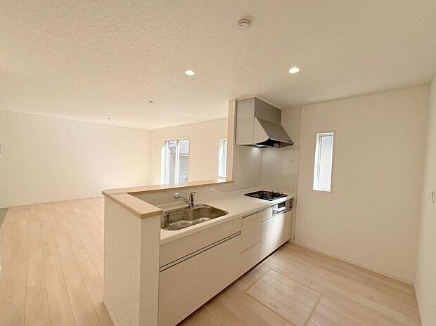 【リビング】◆リビングを温かく居心地の良い空間にしてくれる木目調の柔らかな風合い。休日はご家族みんなの癒しや憩いの場となってくれます♪