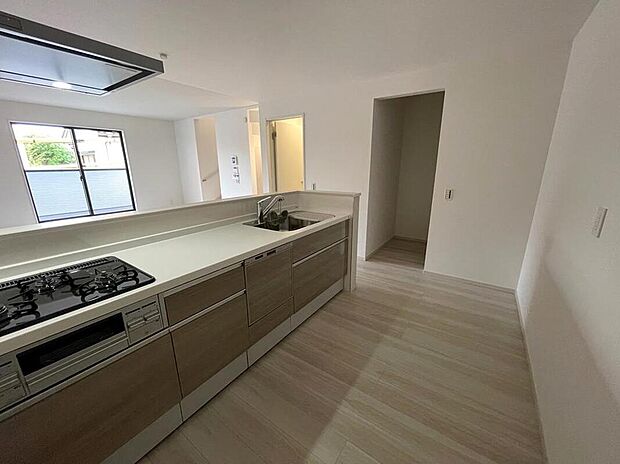 【キッチン】◆人気の対面式キッチン。お食事の準備をしながらでもご家族とのコミュニケーションを楽しめます♪ぜひご見学の際にはキッチンに立ち、生活をイメージしてください。