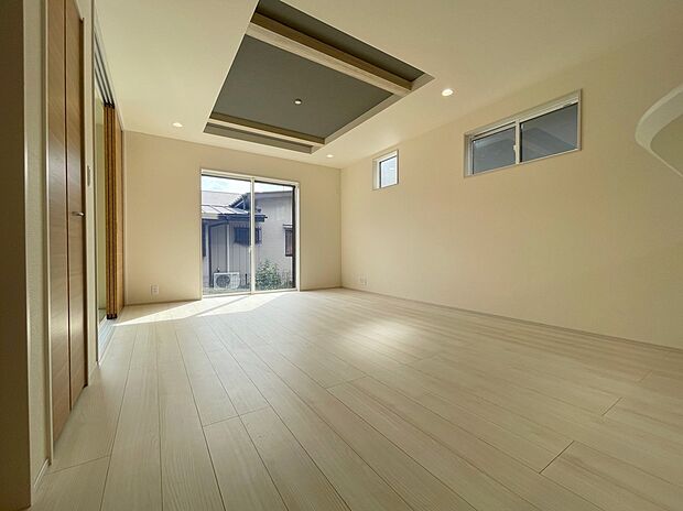 【リビングルーム】◆大きな窓は遮音性に優れたペアガラスの窓となっています。リビングでたくさんはしゃいで遊んでも、お子様の声を気にしなくて大丈夫です♪