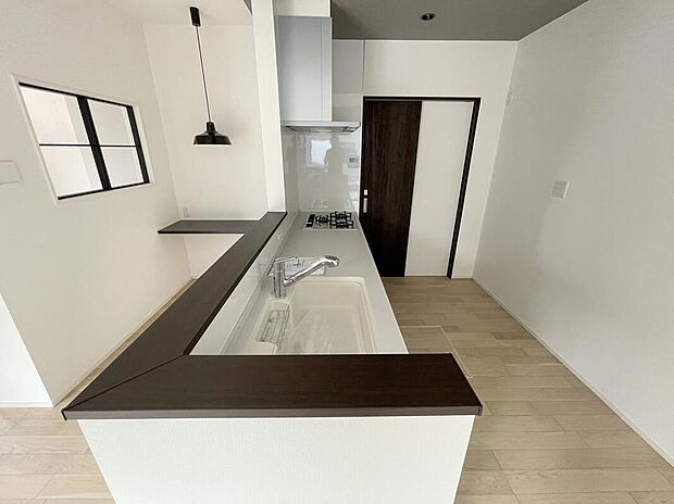 【リビング】◆大きな窓は遮音性に優れたペアガラスの窓となっています。リビングでたくさんはしゃいで遊んでも、お子様の声を気にしなくて大丈夫です♪