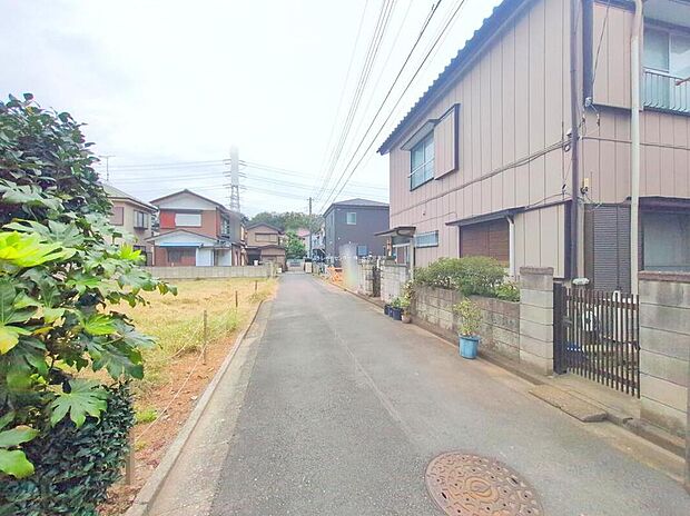 【前面道路含む現地写真】◆平日・お仕事帰りなど、いつでもご案内させていただきます!デザイン・目に見える設備面も大切ですが、耐震構造で地震に強い家の為、次代へ繋ぐ強固な住宅です。