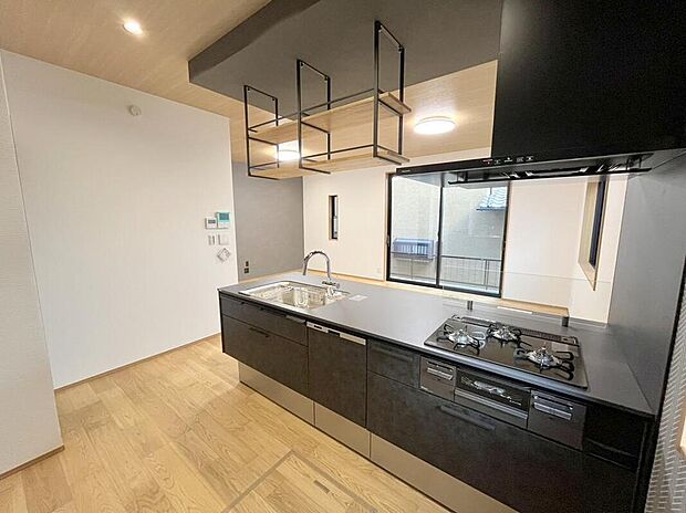 【キッチン】◆人気の対面式キッチン。お食事の準備をしながらでもご家族とのコミュニケーションを楽しめます♪ぜひご見学の際にはキッチンに立ち、生活をイメージしてください。