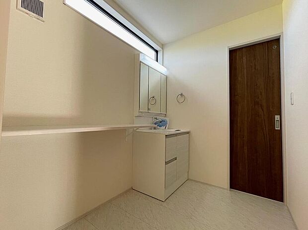 【洗面台・洗面所】◆洗面スペースはお掃除やメンテナンスが楽にできる様に設計されております。ドラム式の洗濯機を配置しても十分なスペースを確保した設計となっております。