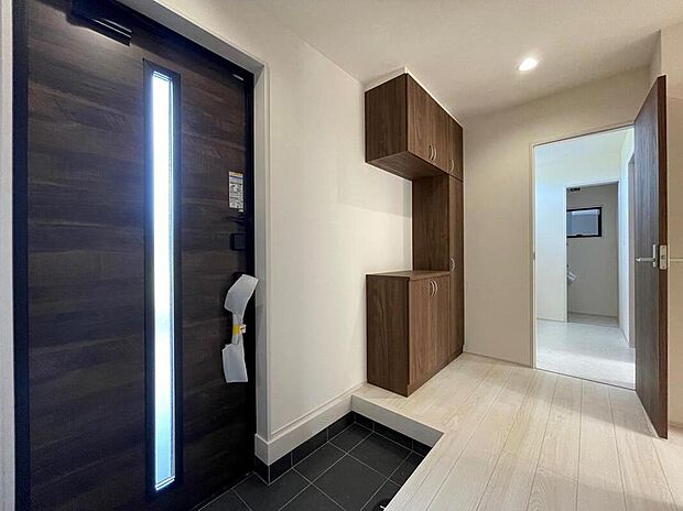 【玄関】◆お家で出会う人々を迎える玄関だからこそ、広々清潔感あふれる空間にしたいものです。採光・通風にも配慮された設計で毎日明るい空間をキープします♪