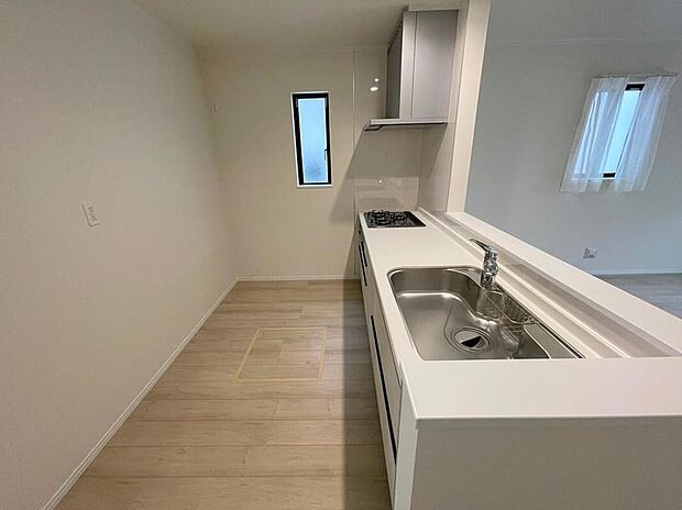 【キッチン】◆人気の対面式キッチン。お食事の準備をしながらでもご家族とのコミュニケーションを楽しめます♪ぜひご見学の際にはキッチンに立ち、生活をイメージしてください。