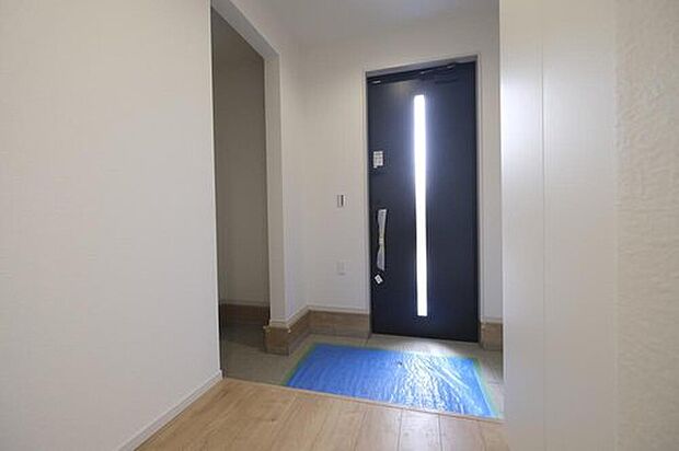 【玄関】◆お家で出会う人々を迎える玄関だからこそ、広々清潔感あふれる空間にしたいものです。採光・通風にも配慮された設計で毎日明るい空間をキープします♪