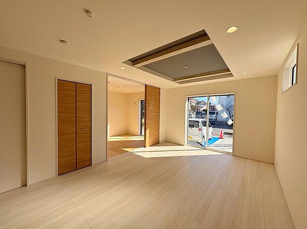 【リビング】◆大きな窓は遮音性に優れたペアガラスの窓となっています。リビングでたくさんはしゃいで遊んでも、お子様の声を気にしなくて大丈夫です♪