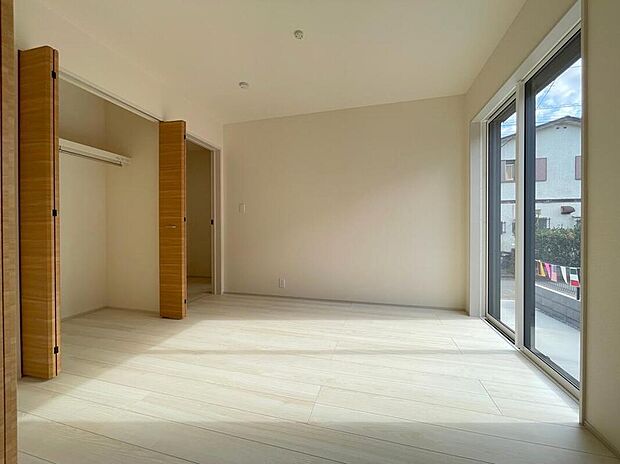 【リビング】◆大きな窓は遮音性に優れたペアガラスの窓となっています。リビングでたくさんはしゃいで遊んでも、お子様の声を気にしなくて大丈夫です♪