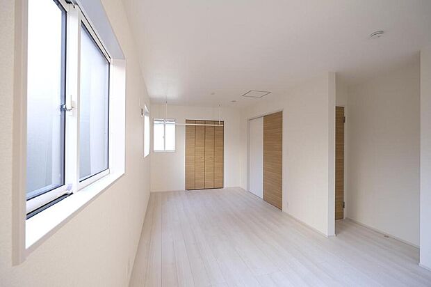 【リビング以外の居室】◆リビングと隣接したお部屋では、ゴロゴロする、お子様を寝かせる、客間として利用するなど、ライフスタイルに合わせて変化をもたらすことができます。