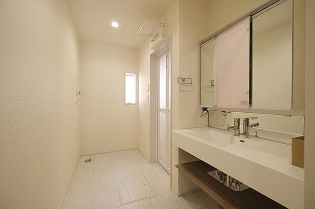 【洗面台・洗面所】◆洗面スペースはお掃除やメンテナンスが楽にできる様に設計されております。ドラム式の洗濯機を配置しても十分なスペースを確保した設計となっております。