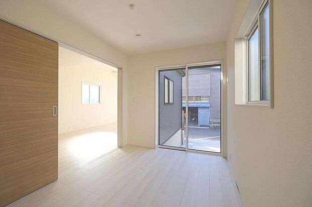 【リビング以外の居室】◆居室のサッシにはペアガラスを採用、高い断熱性による省エネと結露対策に有効です。室内を快適な空間に代えてくれます。現地の通風や採光も実際にご確認下さいませ