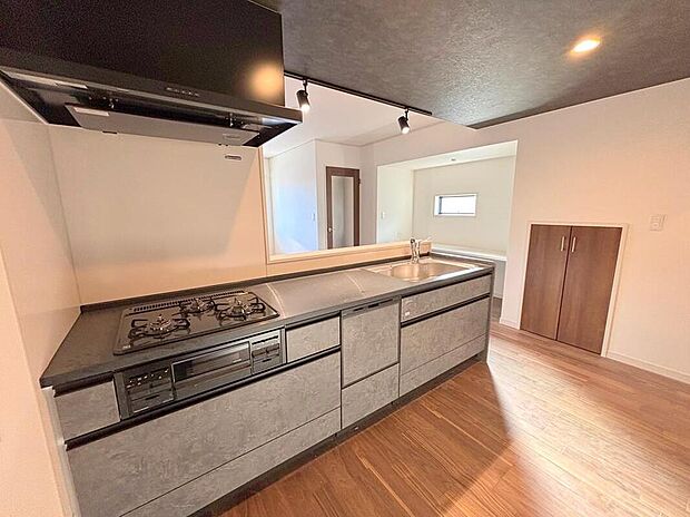 【キッチン】◆人気の対面式キッチン。お食事の準備をしながらでもご家族とのコミュニケーションを楽しめます♪ぜひご見学の際にはキッチンに立ち、生活をイメージしてください。