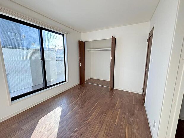 【リビング以外の居室】◆2階の各居室にはそれぞれ収納を完備！しっかりとした容量のスペースを確保しているので、お部屋は美しい空間を保てますね♪