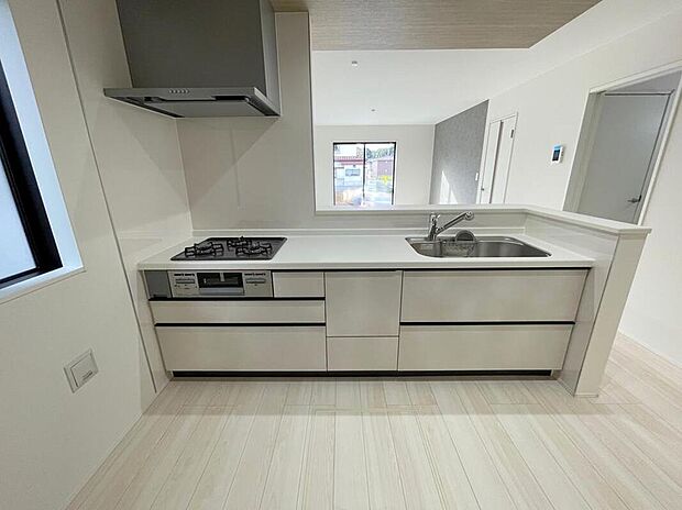 【キッチン】◆人気の対面式キッチン。お食事の準備をしながらでもご家族とのコミュニケーションを楽しめます♪ぜひご見学の際にはキッチンに立ち、生活をイメージしてください。