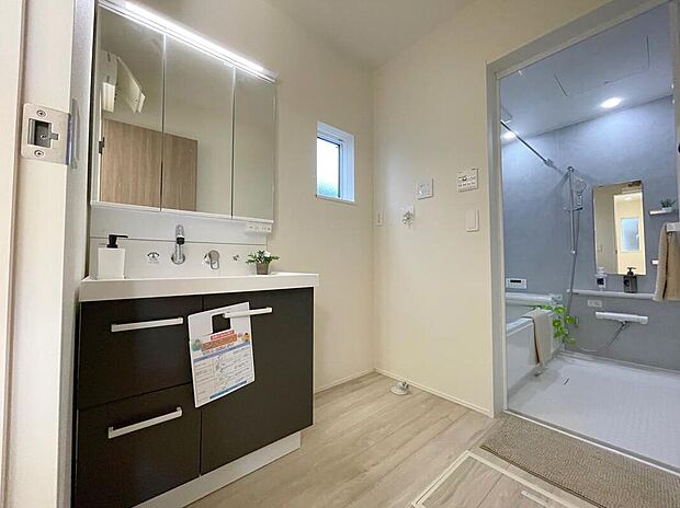 【洗面台・洗面所】◆洗面スペースはお掃除やメンテナンスが楽にできる様に設計されております。ドラム式の洗濯機を配置しても十分なスペースを確保した設計となっております。