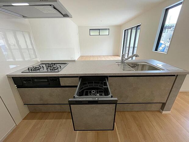 【キッチン】◆人気の対面式キッチン。お食事の準備をしながらでもご家族とのコミュニケーションを楽しめます♪ぜひご見学の際にはキッチンに立ち、生活をイメージしてください。