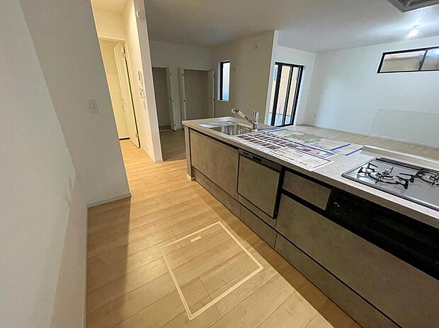 【キッチン】◆人気の対面式キッチン。お食事の準備をしながらでもご家族とのコミュニケーションを楽しめます♪ぜひご見学の際にはキッチンに立ち、生活をイメージしてください。