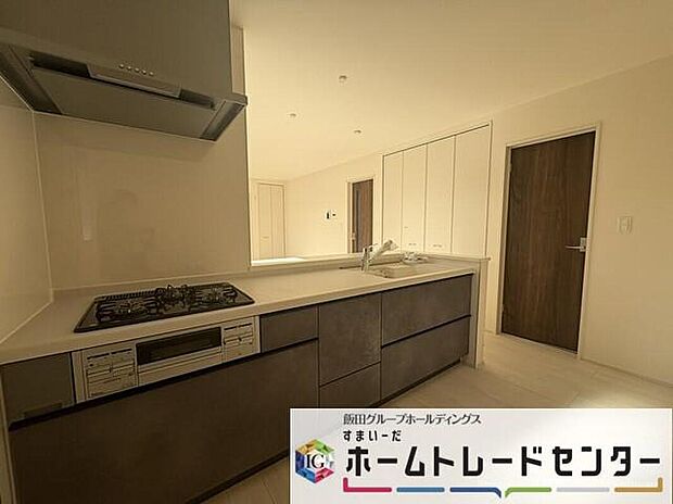 【キッチン】◆人気の対面式キッチン。お食事の準備をしながらでもご家族とのコミュニケーションを楽しめます♪ぜひご見学の際にはキッチンに立ち、生活をイメージしてください。