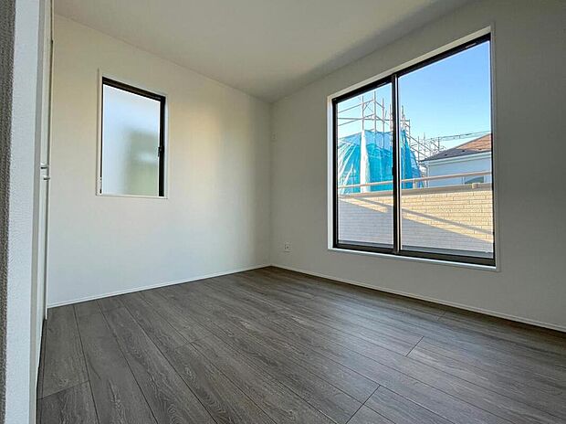 【リビング以外の居室】◆居室のサッシにはペアガラスを採用、高い断熱性による省エネと結露対策に有効です。室内を快適な空間に代えてくれます。現地の通風や採光も実際にご確認下さいませ