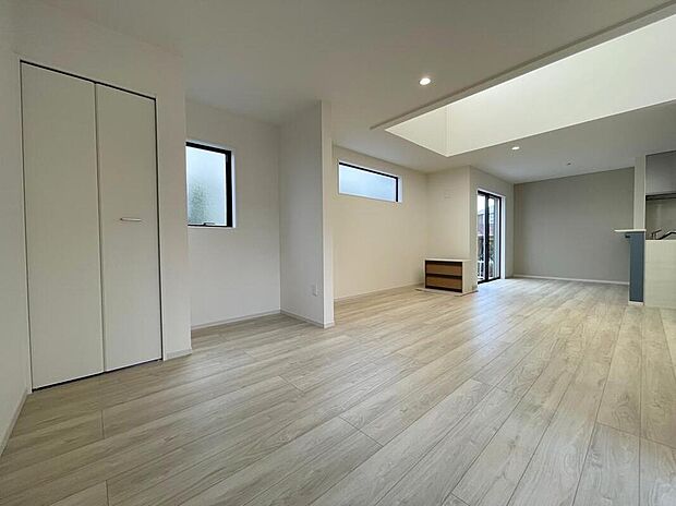 【リビング】◆リビングを温かく居心地の良い空間にしてくれる木目調の柔らかな風合い。休日はご家族みんなの癒しや憩いの場となってくれます♪