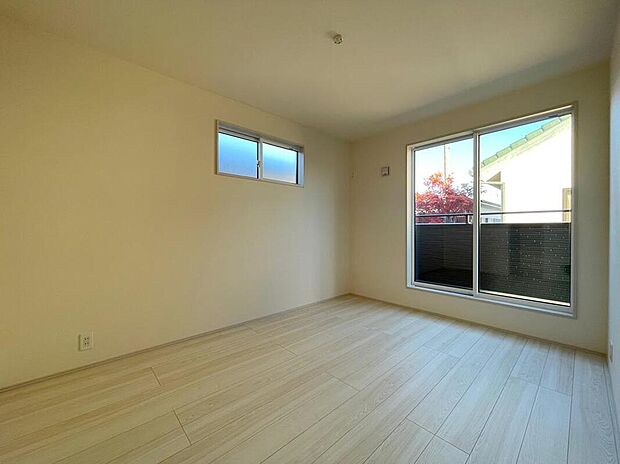 【リビング以外の居室】◆居室のサッシにはペアガラスを採用、高い断熱性による省エネと結露対策に有効です。室内を快適な空間に代えてくれます。現地の通風や採光も実際にご確認下さいませ