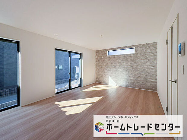 【リビングルーム】◆南向きの大きな窓から明るい陽射しがたっぷり入ります。一日を通して陽射しをしっかり取り込んでくれる2面採光なので、夜まで照明いらずで過ごせます♪