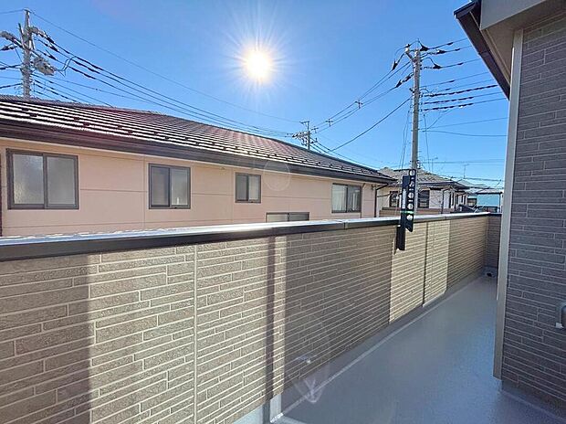 【バルコニー】◆南向きのバルコニーの前には雲以外に太陽を遮るものがありません。お洗濯物も乾きやすく、何より明るく気持ちのいい光が入ってきます。