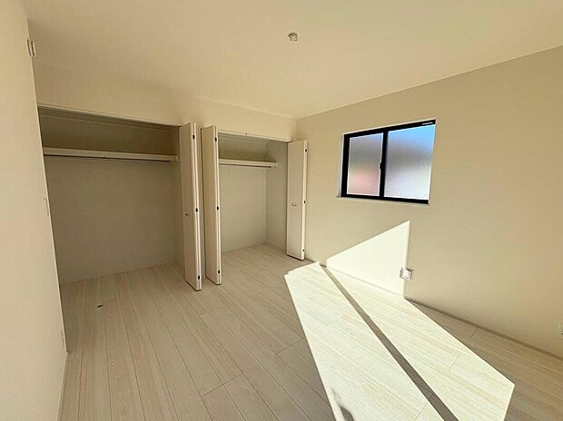 【リビング以外の居室】◆2階の各居室にはそれぞれ収納を完備！しっかりとした容量のスペースを確保しているので、お部屋は美しい空間を保てますね♪