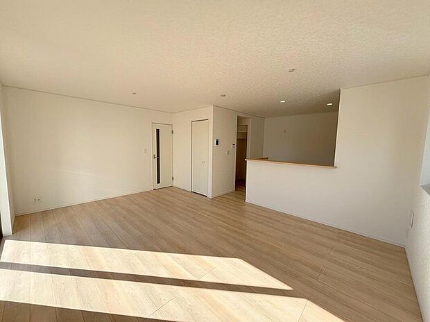 【リビング】◆南向きの大きな窓から明るい陽射しがたっぷり入ります。一日を通して陽射しをしっかり取り込んでくれる2面採光なので、夜まで照明いらずで過ごせます♪