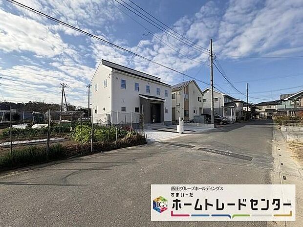 【 前面道路含む現地写真】◆平日・お仕事帰りなど、いつでもご案内させていただきます！デザイン・目に見える設備面も大切ですが、耐震構造で地震に強い家の為、次代へ繋ぐ強固な住宅です。