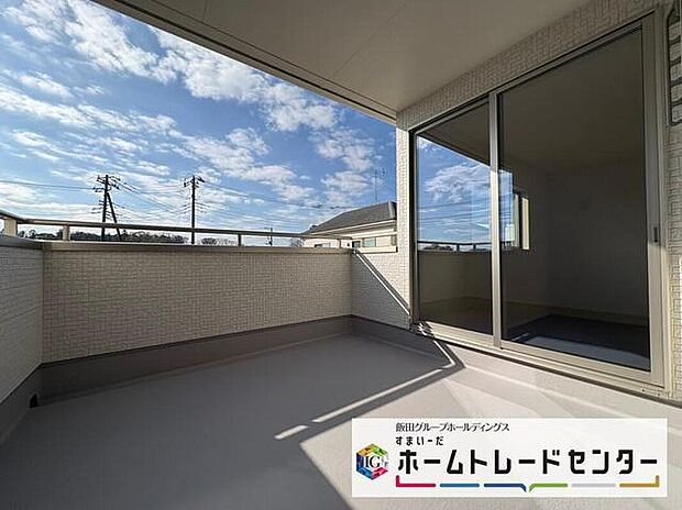 【バルコニー】◆南向きのバルコニーの前には雲以外に太陽を遮るものがありません。お洗濯物も乾きやすく、何より明るく気持ちのいい光が入ってきます。