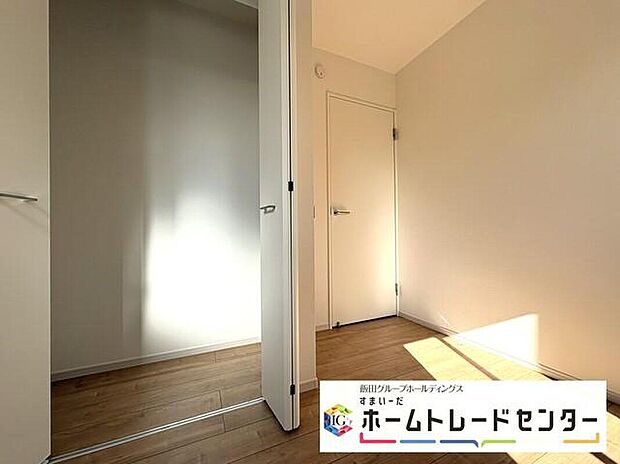 【リビング以外の居室】◆2階の各居室にはそれぞれ収納を完備！しっかりとした容量のスペースを確保しているので、お部屋は美しい空間を保てますね♪