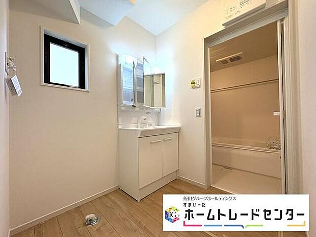 【洗面台・洗面所】◆洗面スペースはお掃除やメンテナンスが楽にできる様に設計されております。ドラム式の洗濯機を配置しても十分なスペースを確保した設計となっております。