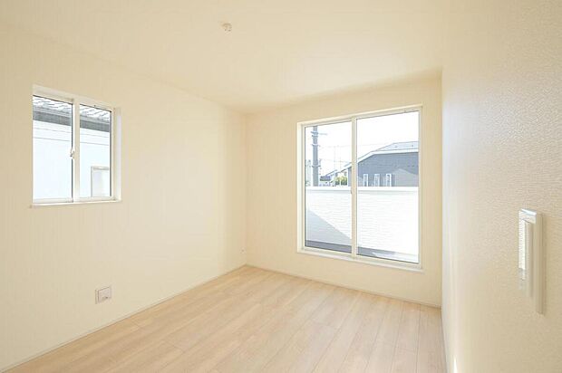 【リビング以外の居室】◆居室のサッシにはペアガラスを採用、高い断熱性による省エネと結露対策に有効です。室内を快適な空間に代えてくれます。現地の通風や採光も実際にご確認下さいませ