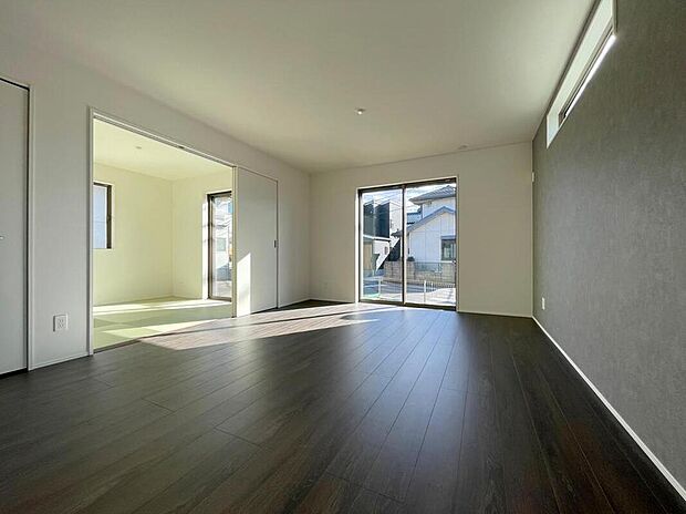 【リビング】◆リビングを温かく居心地の良い空間にしてくれる木目調の柔らかな風合い。休日はご家族みんなの癒しや憩いの場となってくれます♪