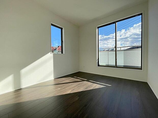 【リビング以外の居室】◆居室のサッシにはペアガラスを採用、高い断熱性による省エネと結露対策に有効です。室内を快適な空間に代えてくれます。現地の通風や採光も実際にご確認下さいませ。