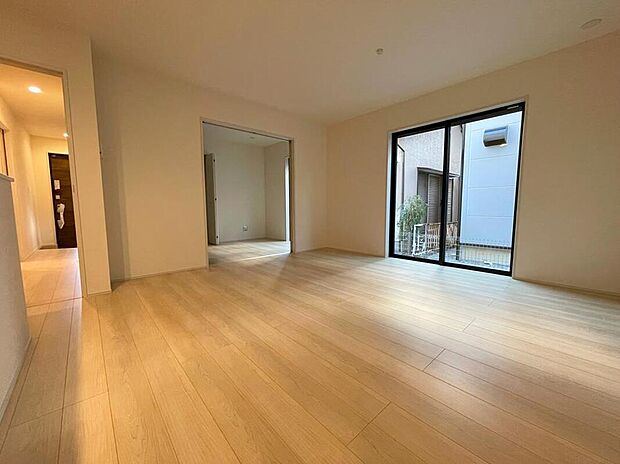 【リビング】◆リビングを温かく居心地の良い空間にしてくれる木目調の柔らかな風合い。休日はご家族みんなの癒しや憩いの場となってくれます♪