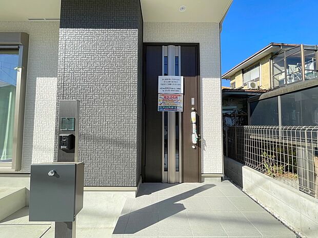 【玄関】◆TVモニター付きインターホンはカラーモニターで来訪者もひとめで分かります♪留守の間の来訪者が確認できる嬉しい録画機能付き！お子様が一人で留守番の間も安心です。