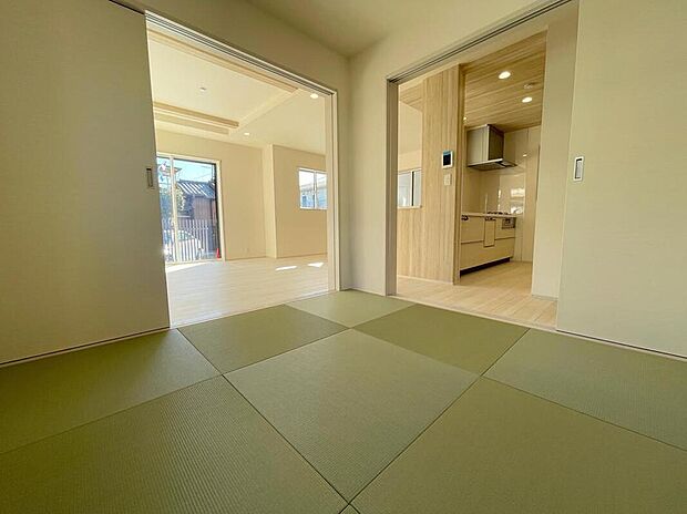 【リビング以外の居室】◆リビングと隣接したお部屋では、ゴロゴロする、お子様を寝かせる、客間として利用するなど、ライフスタイルに合わせて変化をもたらすことができます。