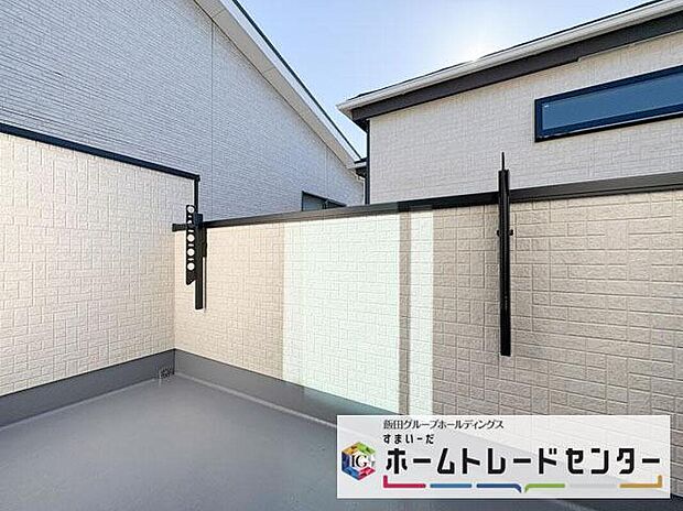 【バルコニー】◆南向きのバルコニーの前には雲以外に太陽を遮るものがありません。お洗濯物も乾きやすく、何より明るく気持ちのいい光が入ってきます。