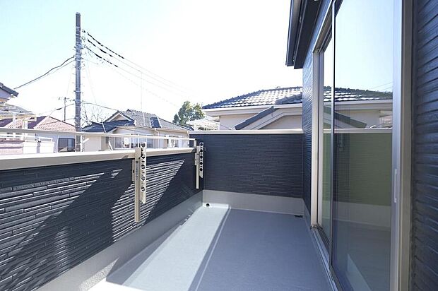 【バルコニー】◆南向きのバルコニーの前には雲以外に太陽を遮るものがありません。お洗濯物も乾きやすく、何より明るく気持ちのいい光が入ってきます。