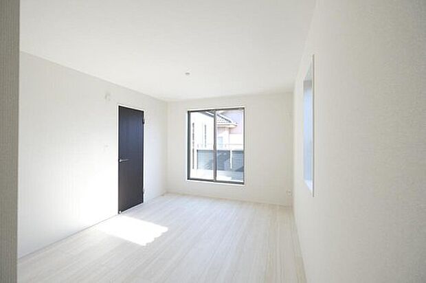 【リビング以外の居室】◆居室のサッシにはペアガラスを採用、高い断熱性による省エネと結露対策に有効です。室内を快適な空間に代えてくれます。現地の通風や採光も実際にご確認下さいませ